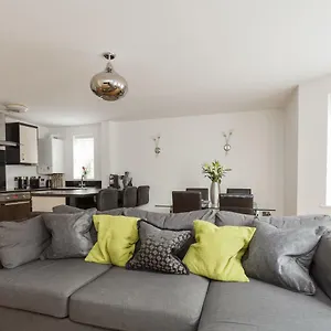 Seaside Serenity: Contemporary With Access Apartment Bournemouth
